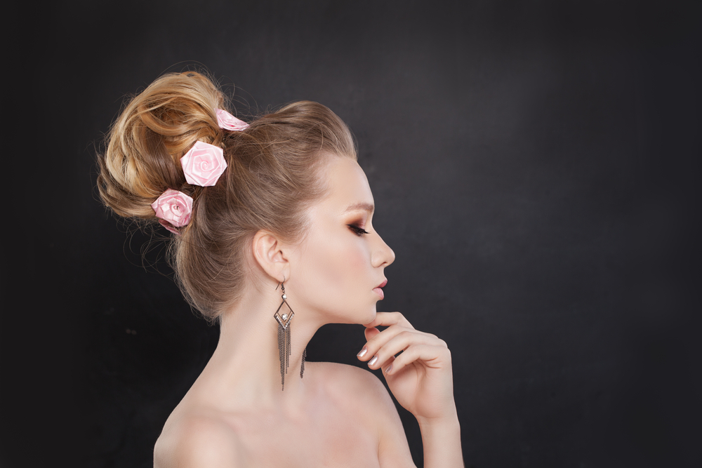 ドレスのタイプ別にチェック 花嫁さんにおすすめのヘアアレンジ 結婚式場 ウェディングドレスや費用など結婚式の情報がいっぱい トキハナmagazine